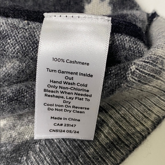 Neiman Marcus Classiz 100% Cashmere Black Floral Sweater women's Size Medium - Picture 2 of 10